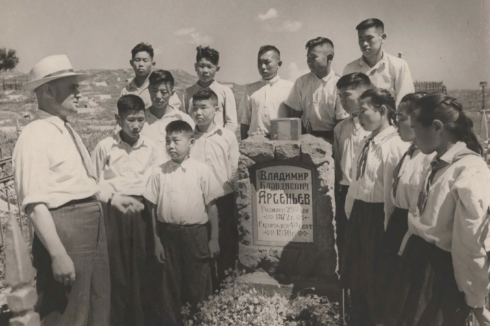 Удэгейские школьники на могиле В. К. Арсеньева. Фото Н.А. Назарова, 1951 г. (МПК 12277/5)