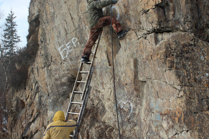 Очистка скал. Фото: Татьяна Яшина