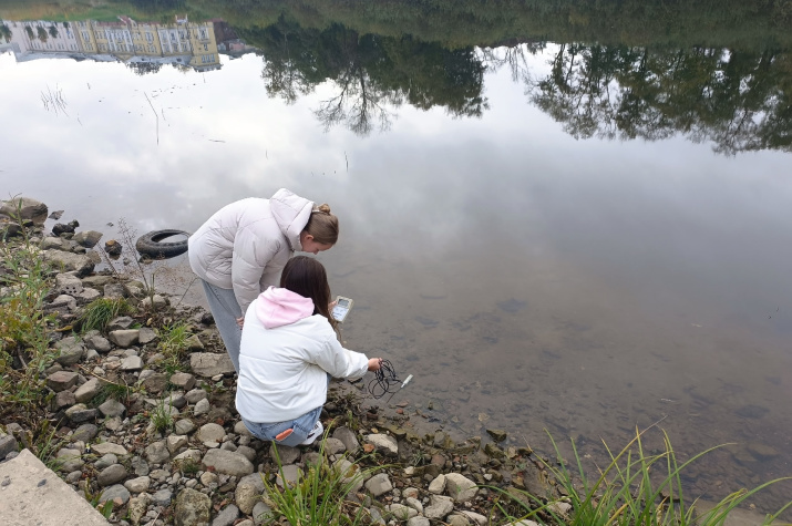 Гидрохимические замеры на реке Вологде. Фото: предоставлено Нелей Думнич.