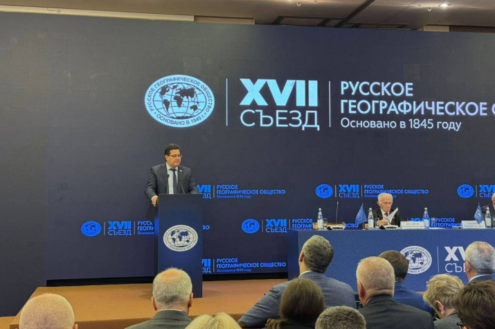 Салават Талгатович Сагитов выступает с докладом о работе Комиссии по развитию Молодежного движения РГО. Фото: телеграмм-канал Салавата Сагитова