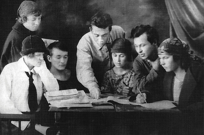 За чтением пьесы. В центре – Леонид Кочконаков, активный участник драматического коллектива, заведующий Народным домом в 1920–25 гг. Третья справа – Пинина (Редакова). а чтением пьесы. В центре – Леонид Кочконаков, активный участник драматического коллектива, заведующий Народным домом в 1920–25 гг. Третья справа – Пинина (Редакова).