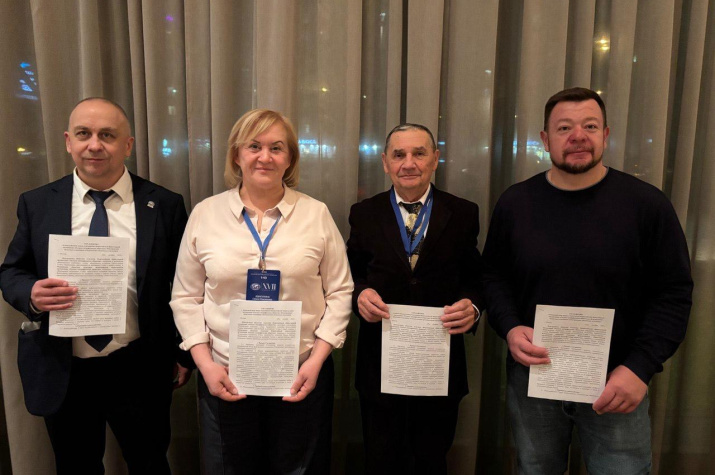 Подписание соглашения. Фото: Денис Моисеев / Мурманское областное отделение РГО.