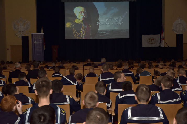 Неахимовцы смотрят фильм "Бодрствуя, я служу!". Фото: Юрий Югансон/Севастопольское городское отделение РГО