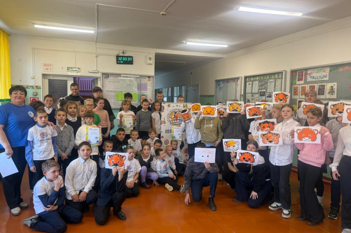 Торжественная линейка, посвящённая социальной акции «География детям». Фото: Елена Озимок