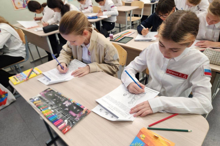 Представители Дома Дружбы Ленинградской области провели акцию «Я-россиянин». Фото: официальная группа «Дома народов России» Вконтакте