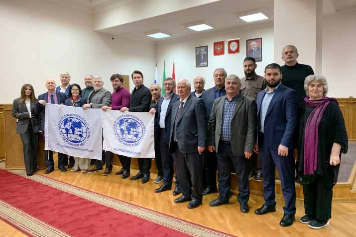 Снимок на память со знаменами Русского географического общества. Фото: Дагестанское отделение РГО