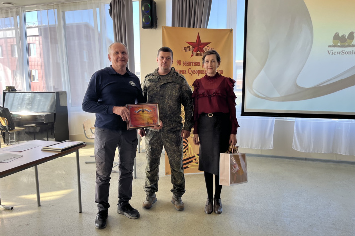 Военнослужащий и члены РГО. Фото: Северское отделение РГО