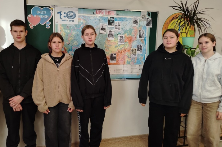 Девятиклассники и результат проекта "Карта памяти". Фото: Марина Васильева