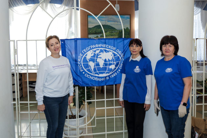 Галина Козленя, Ольга Вангородская и Татьяна Сафронова готовы к встрече молодёжных команд. Фото: Лидия Чурилина