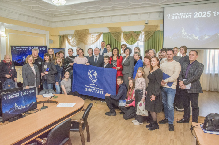 Участники Географического диктанта на базовой площадке Алтайского краевого отделения. Фото Валентин Смирнов Участники Географического диктант. Фото Валентин Смирнов