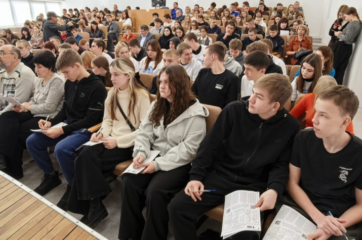 Участники диктанта на площадке в городе Бийск. Фото предоставлено АКО ВОО РГО Фото предоставлено АКО ВОО РГО