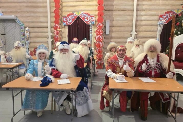 Хранители новогодних традиций на Географическом диктанте 2025. Фото: пресс-служба Парка Сказов Хранители новогодних традиций на Географическом диктанте 2025. Фото: пресс-служба Парка Сказов
