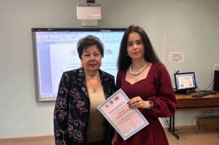 Наталья Симакова вручает свидетельства участникам, фото Натальи Алексеевой