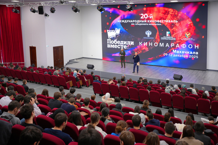 Выступление Эльдара Эльдарова перед премьерой фильма "Против ветра". Фото: Исторический парк "Россия - Моя история"