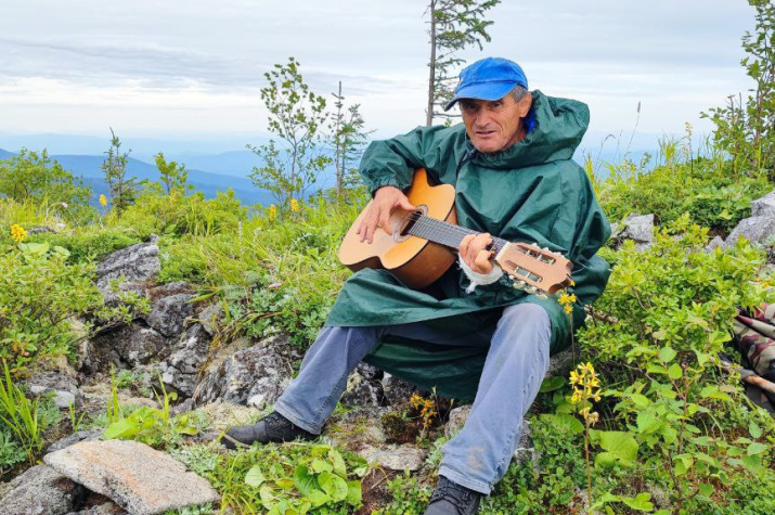 Виктор Пинчук на вершине горы «Быдыр» в заповеднике «Бастак» в ЕАО. Фото: Дмитрий Чабанов