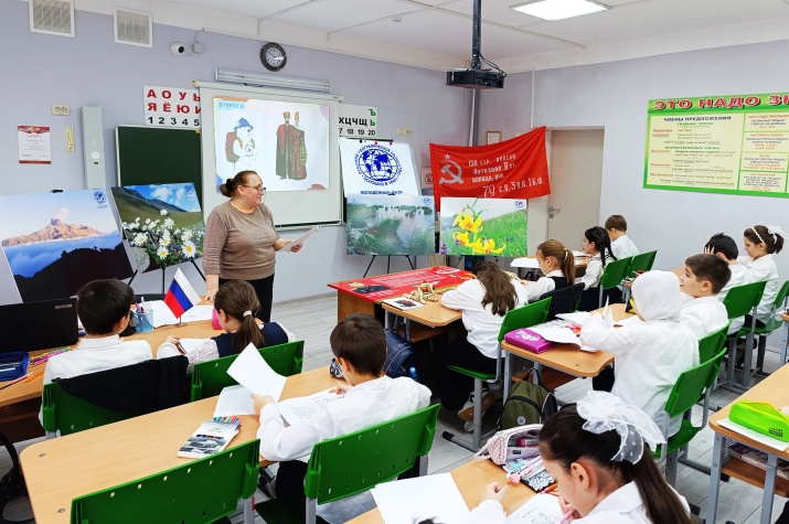 В гимназии №3 города Махачкалы подошли основательно к проведению «Дня географии в школе». Фото: Молодежный центр РГО в Республике Дагестан