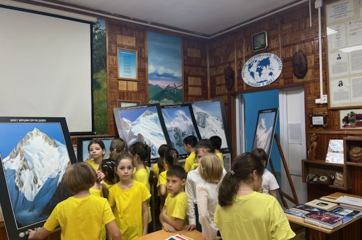 Активисты Молодежного клуба на выставке. Фото: Апшеронское отделение РГО