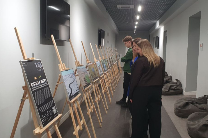 Первые посетители фотовыставки. Фото: Нижегородское региональное отделение РГО