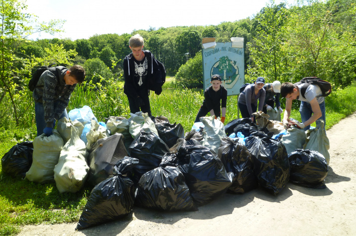 Активное участие в субботнике приняли ребята из клуба Поиск сош № 33 г. Энгельса вместе с руководителем, членом РГО Т.Ю. Ермаковой