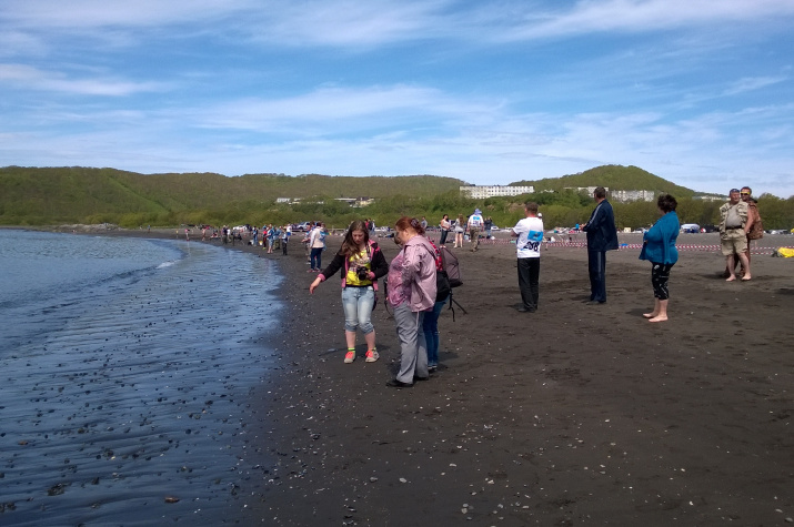 Рыболовы и зрители на берегу. Фото предоставлено Камчатским краевым отделением РГО