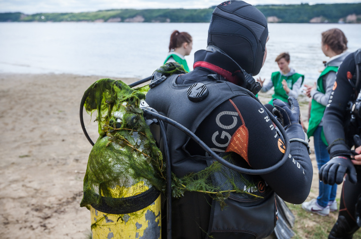Городской пляж был сильно загрязнен Городской пляж был сильно загрязнен