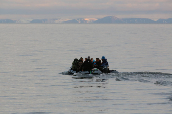 Высадка участников экспедиции на берег