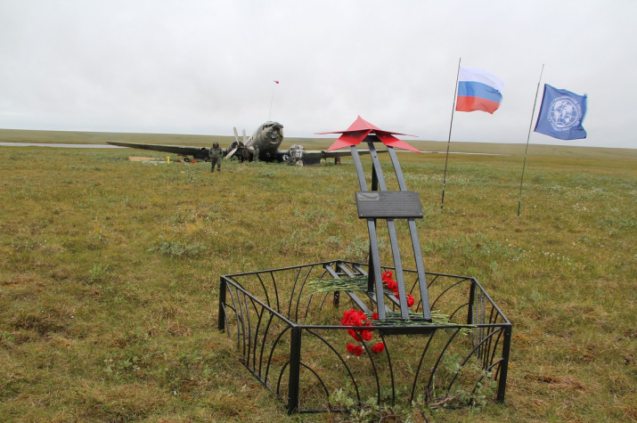 Участники экспедиции установили памятный знак на месте аварийной посадки С-47 "Дуглас". Фото: Оксана Прокопова