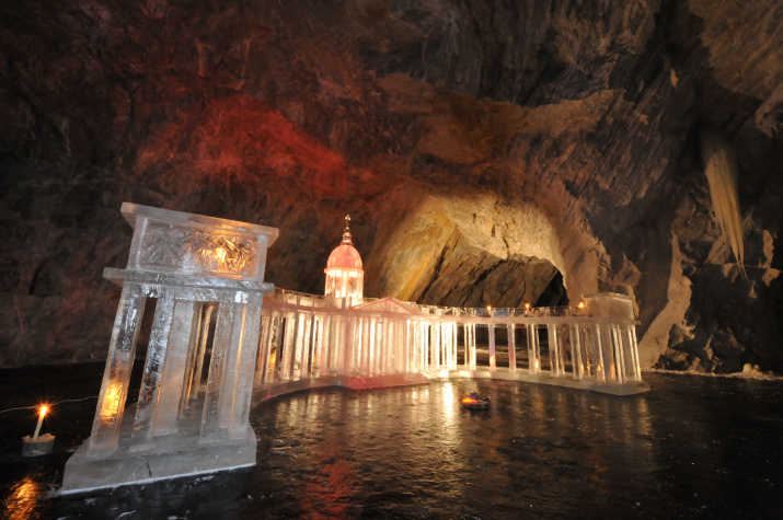 Ледовая копия Казанского собора в подземной части Горного парка. Фото: А.Юшко