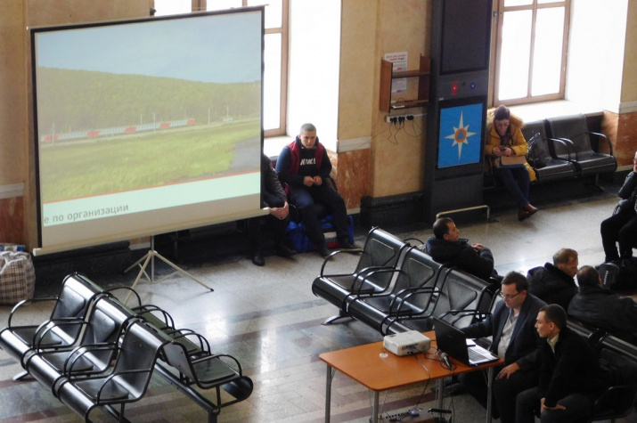 "Дорога открытий". На красноярском вокзале прочитали лекцию о тайнах Транссиба. "Дорога открытий". На красноярском вокзале прочитали лекцию о тайнах Транссиба.