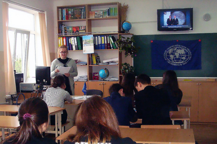 Симферопольская школьница Зинаида Жаворонкова, проводит урок о деятельности РГО (Фото предоставлено З. Жаворонковой) Симферопольская школьница Зинаида Жаворонкова, проводит урок о деятельности РГО (Фото предоставлено З. Жаворонковой)