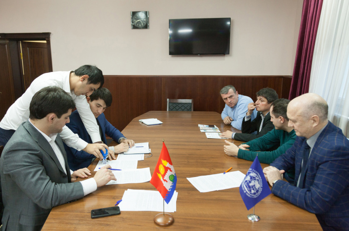Подписание договора о сотрудничестве. Фото предоставлено Дагестанским республиканским отделением РГО 