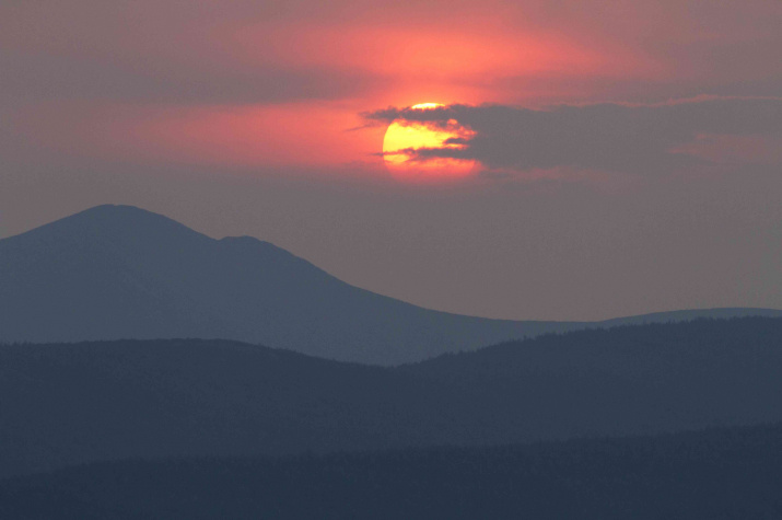 Джугджур в закатный час. Фото предоставлено участниками экспедиции