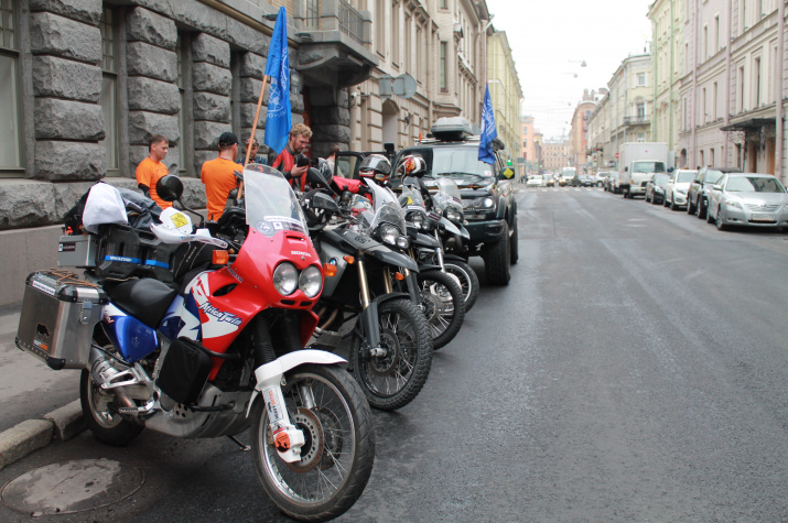 Старт мотоэкспедиции от стен Штаб-квартиры РГО. Фото: Татьяна Николаева