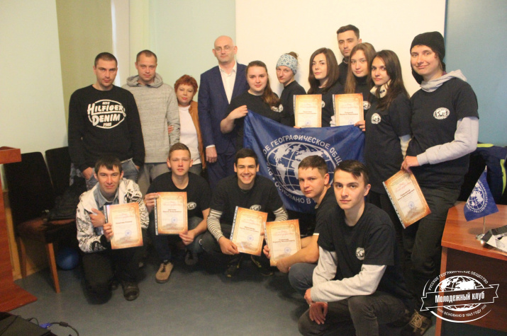 Участники волонтерской школы и директор Карадагского заповедника Роман Горбунов (Фото Никифоровой А.) Участники волонтерской школы и директор Карадагского заповедника Роман Горбунов (Фото Никифоровой А.)