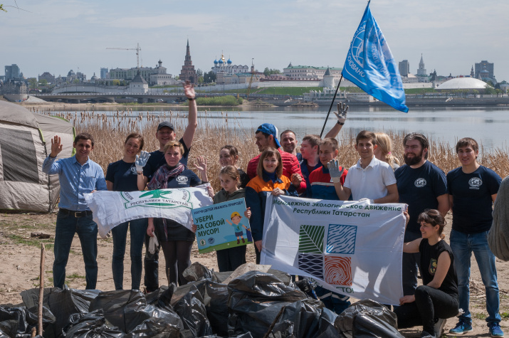 Часть команды по уборке пляжа Часть команды по уборке пляжа