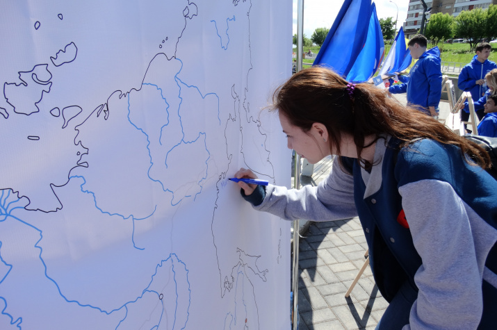 Интерактив с картой: участники акции рисуют карту Челнинского района