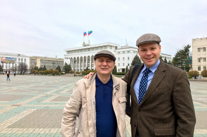 Эльдар и Тед на фоне "Белого дома". Фото Макензи Холланд