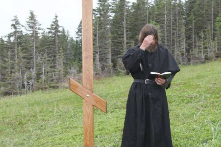 Путешественник Федор Конюхов читает молитву у креста на Шантарах