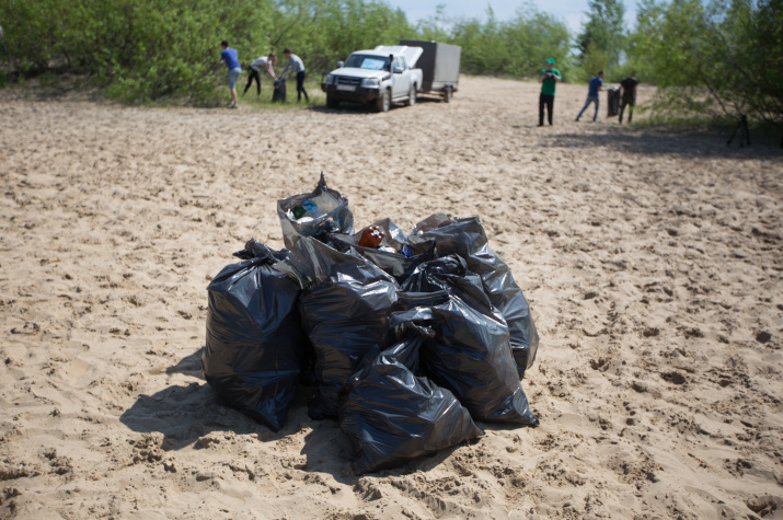Полные мешки мусора - то, что участники акции собирают на каждой экологической акции
