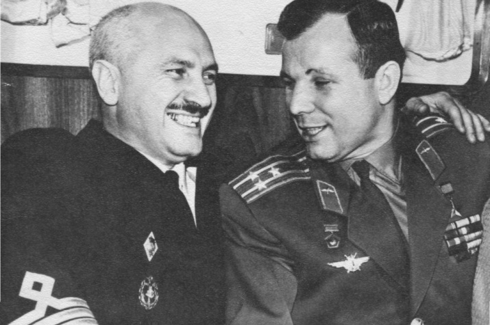 На борту атомного ледокола "Ленин" Юрий Гагарин пожимает руку своему тезке Юрию Кучиеву. Еще никто не знает, что через годы Кучиев сам станет первопроходцем, приведет на Северный полюс "Арктику". Фото из книги "Ледокол Ленин. Первый атомный", М., 2009