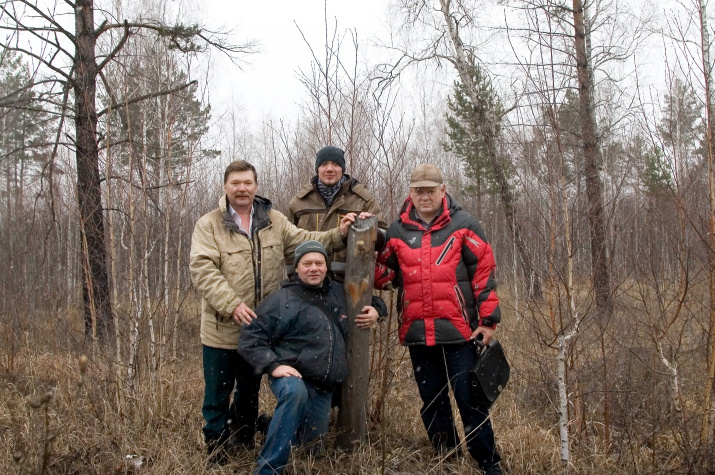 У географического центра границ губерний. Фото предоставлено участниками экспедиции. У географического центра границ губерний. Фото предоставлено участниками экспедиции.