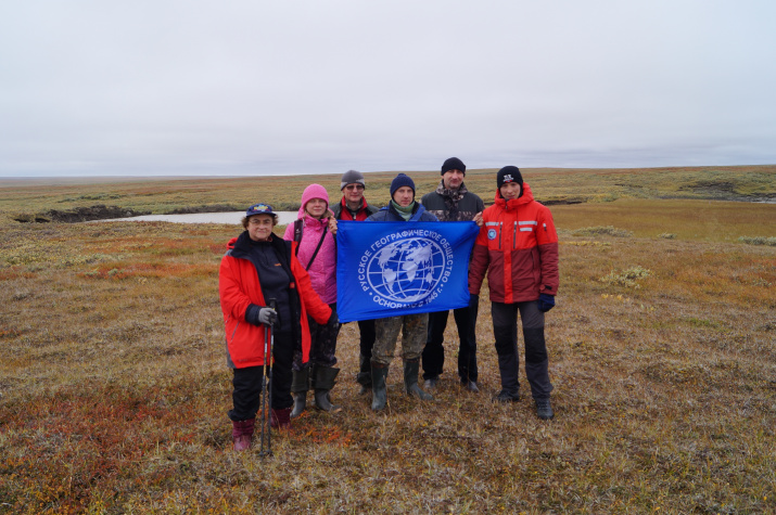 Участники экспедиции возле воронки газового выброса (ВГВ-1) на Ямале. Фото: Елена Бабкина Участники экспедиции возле воронки газового выброса (ВГВ-1) на Ямале. Фото: Елена Бабкина