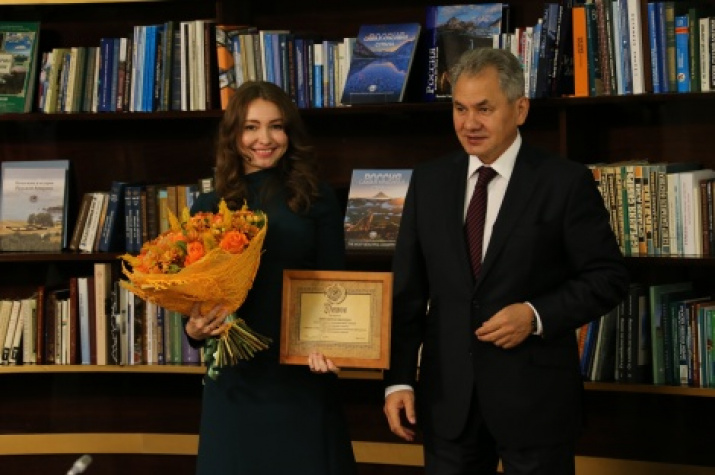 The President of the Russian Geographical Society Sergey Shoygu is handing in the diploma to Svetlana Marich, the winner of the contest «For success in social activities». Photo by the press-service of the Russian Geographical Society