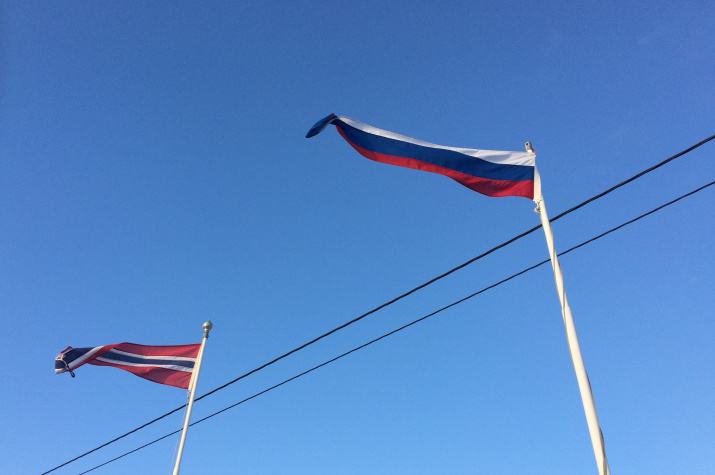 Российский и норвежский флаги в Вардё, 22.10.2017, Норвегия, фото: Инесса Фоменко