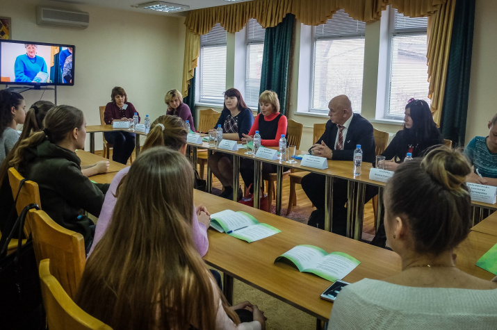 Круглый стол «Будь природе другом». г. Симферополь (Фото - Крымский Молодежный клуб РГО)