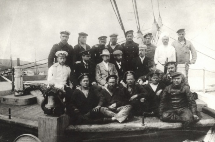 Members of the Russian Polar expedition (1900-1902), Kolomeytsev is second from the left, middle row. Photo from the Russian Geographic Society archive.