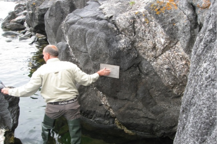 Мыс Нижнее Изголовье полуострова Святой нос. Засечка "Нижнеизголовская" Мыс Нижнее Изголовье п-ва Святой нос. Засечка "Нижнеизголовская"
