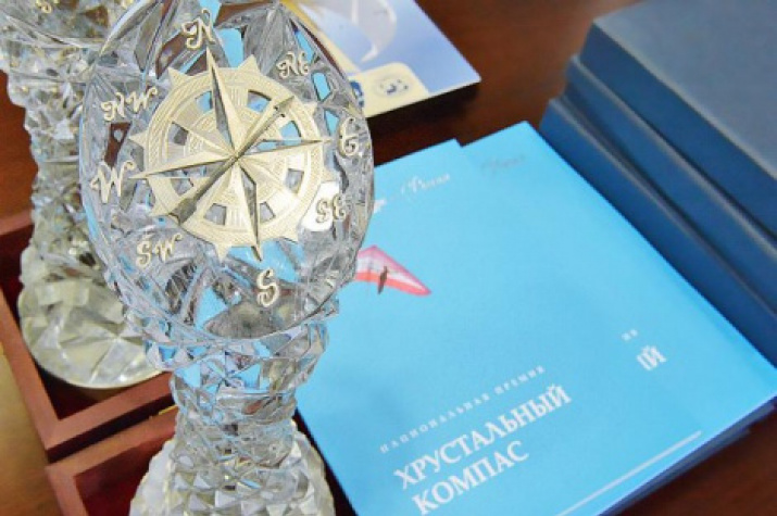 Хрустальный компас из хрусталя и серебра. Фото: Татьяна Нефедова