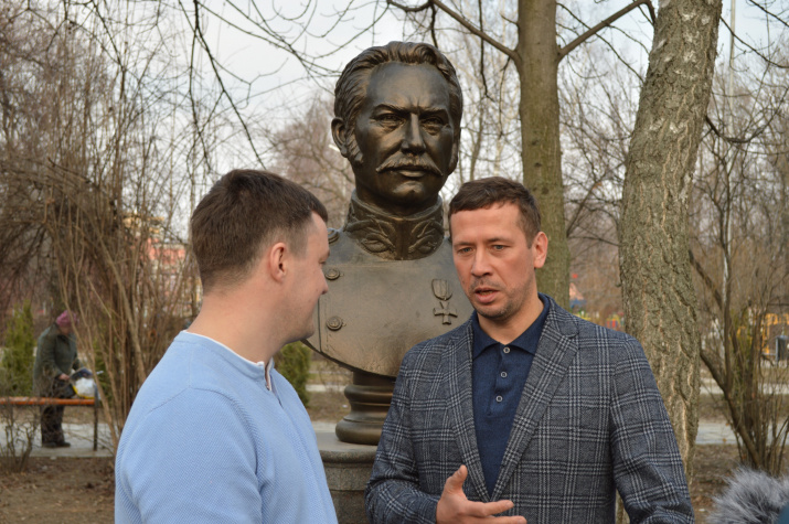 Андрей Мерзликин дает интервью программе "Заглянуть за горизонт" у памятника Л. А. Загоскину. Фото Петра Завишо