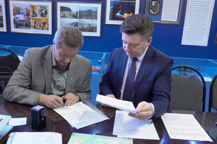 Подписание договора. Слева направо: Михаил Малахов, Виталий Крючков